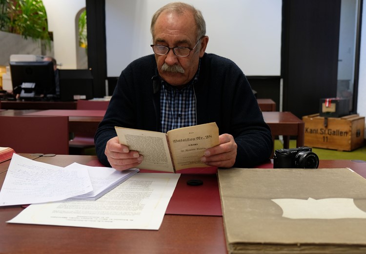 WeGe-Redaktor Hansjakob Gabathuler beim Archivalienstudium im Staatsarchiv St.Gallen. Foto Hans Jakob Reich