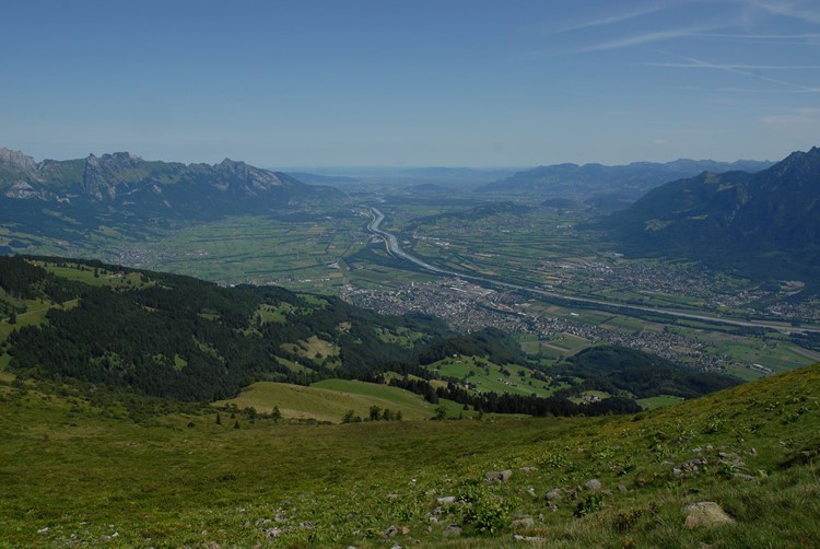 Blick von der Alp Arin (Inarin), beim Schneeloch, auf Buchs und das untere Werdenberg. Foto Hans Jakob Reich, Salez